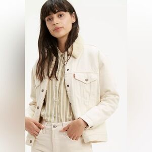 Reduced Levi’s EX-BOYFRIEND CORDUROY SHERPA TRUCKER JACKET  off white M